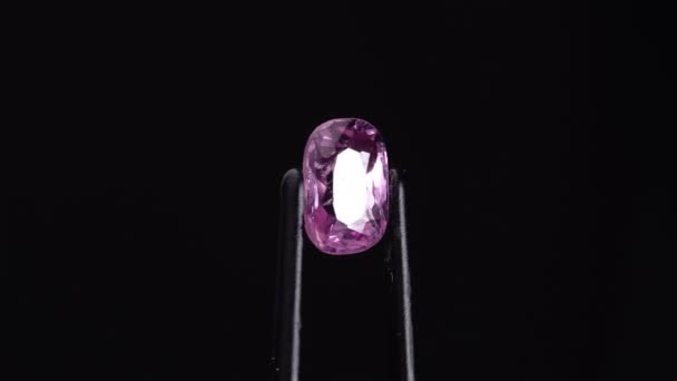 Piedra de gema de espinela rosa natural en la mesa giratoria — Vídeo de stock