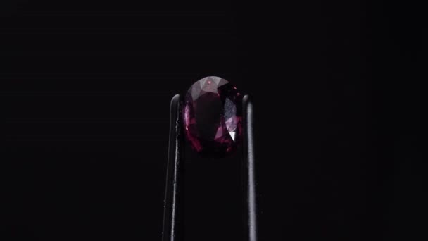 ターニングテーブルの天然ピンクのスピネルの宝石 — ストック動画