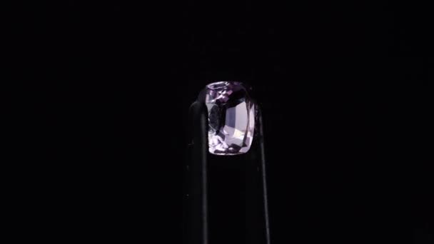 Piedra de gema de espinela rosa natural en la mesa giratoria — Vídeos de Stock
