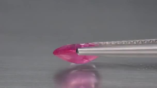 Rublitte turmalina rosa natural en la mesa giratoria — Vídeos de Stock