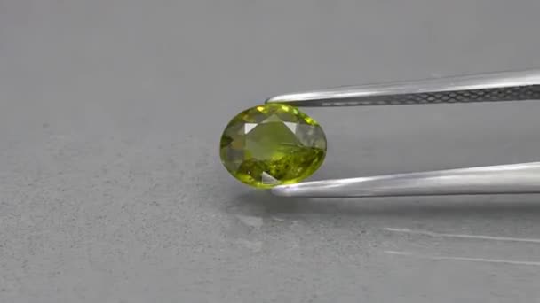 Натуральний зелений демантоїдний камінь з дорогоцінного каміння в пінцеті — стокове відео