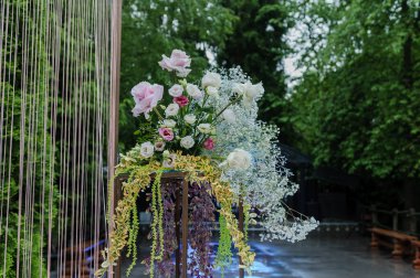 Çok renkli çiçeklerle düğün kemeri. Düğün süslemeleri