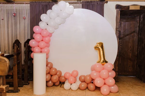 カラフルなインフレータブル風船で作られた結婚式のアーチ。子供パーティーのお祝い。風船で作ったアーチ — ストック写真