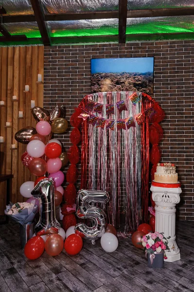 カラフルなインフレータブル風船で作られた結婚式のアーチ。子供パーティーのお祝い。風船で作ったアーチ — ストック写真
