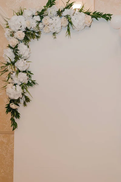 Bröllopsbåge med flerfärgade blommor. Bröllopsdekorationer — Stockfoto