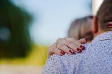 Bir evlilik teklifi. Bir kadının elinde altın yüzük