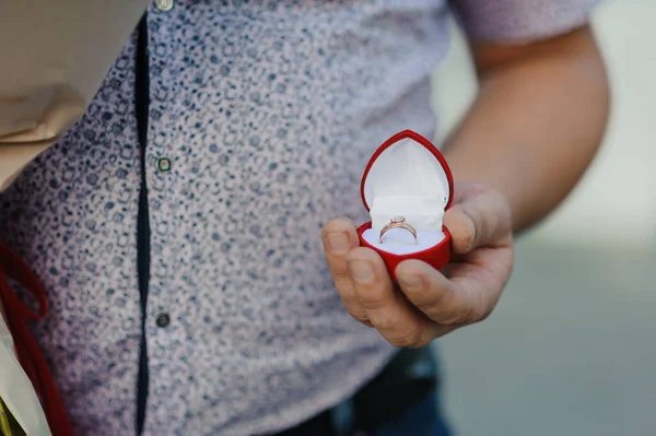 Ett erbjudande om äktenskap. Gyllene ring med en sten i en röd låda — Stockfoto