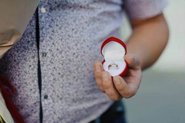 Ett erbjudande om äktenskap. Gyllene ring med en sten i en röd låda — Stockfoto