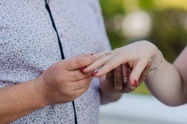 Пропозиція про шлюб. Золоте кільце на руці жінки — стокове фото