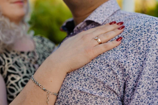 Nabídka k sňatku. Zlatý prsten na ženské ruce — Stock fotografie