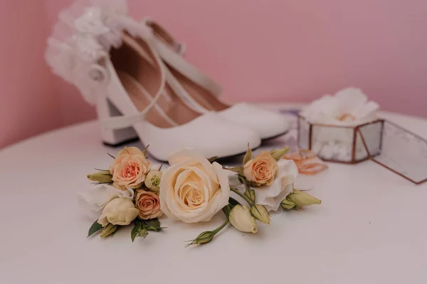 Bruiden accessoires. Gouden trouwringen, boutonniere van de bruidegom, voor de bruid, bruiloft uitnodiging — Stockfoto