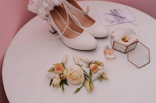 Bruiden accessoires. Gouden trouwringen, boutonniere van de bruidegom, voor de bruid, bruiloft uitnodiging — Stockfoto