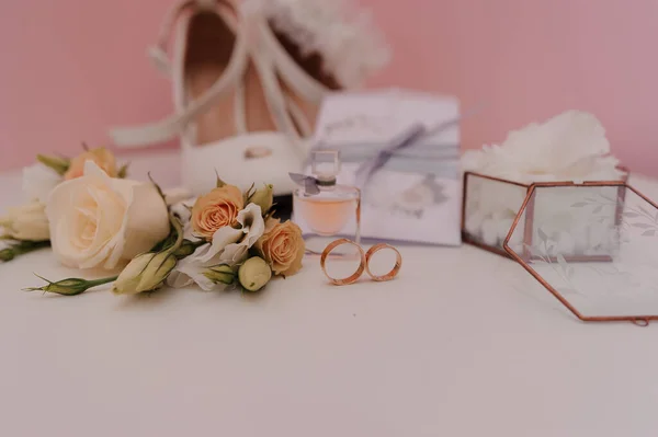 Bruiden accessoires. Gouden trouwringen, boutonniere van de bruidegom, voor de bruid, bruiloft uitnodiging — Stockfoto