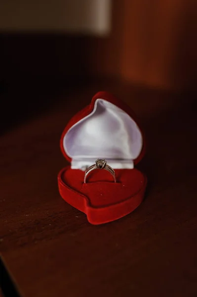 Золотое кольцо с камнем в красной коробке — стоковое фото