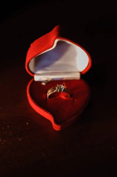 Gyllene ring med en sten i en röd låda — Stockfoto