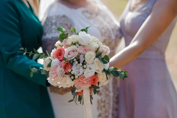 Kytice květin v ruce nevěsty. Svatební kytice — Stock fotografie