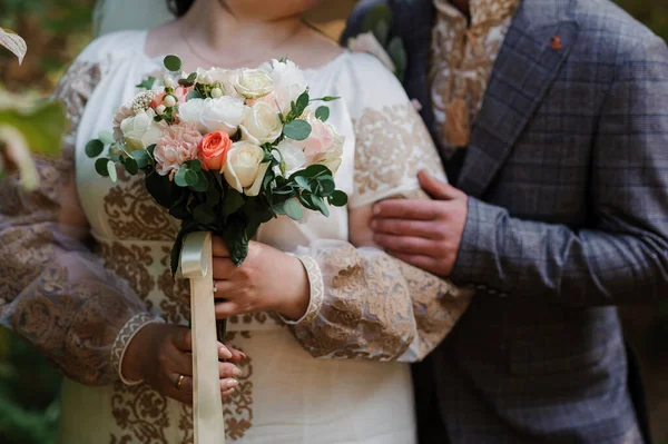 花嫁の手に花の花束。ブライダルブーケ — ストック写真