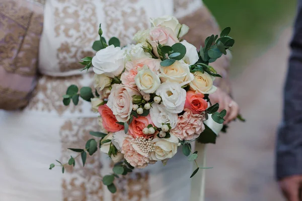 Bouquet of flowers in the brides hand. Bridal bouquet — Stock Photo, Image