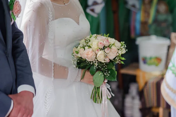 Ramo de flores en la mano de las novias. Ramo de novia —  Fotos de Stock