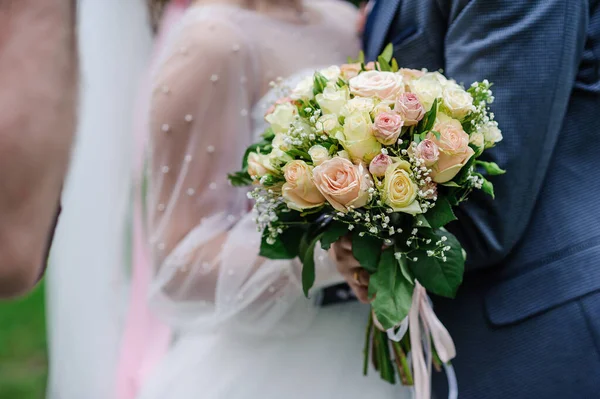 花嫁の手に花の花束。ブライダルブーケ — ストック写真
