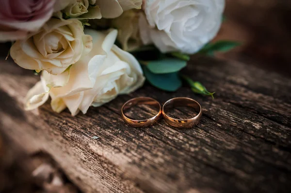 Cincin emas pernikahan, karangan bunga pengantin yang indah — Stok Foto