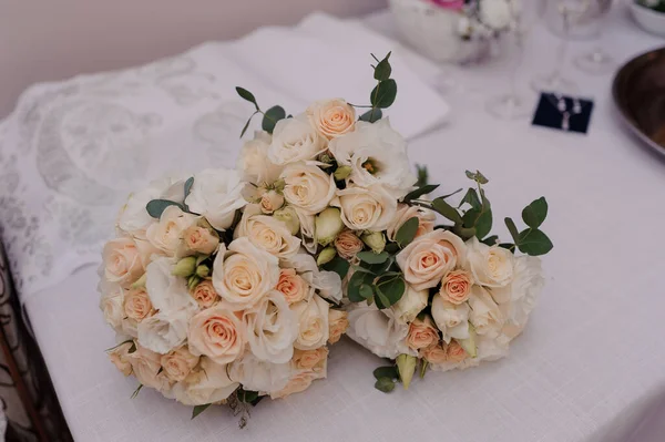 Piękny bukiet kwiatów ślubnych. Bukiet ślubny zbliżenie — Zdjęcie stockowe