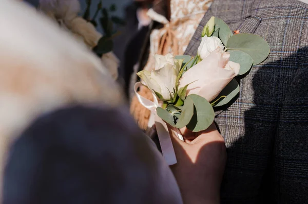 Damat ceketinde yaka çiçeği var. — Stok fotoğraf