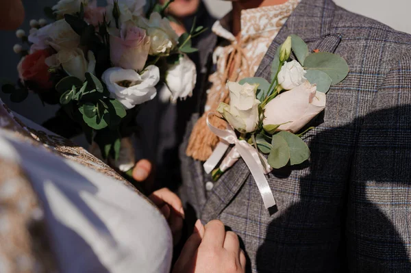 Boutonnière sur la veste des mariés — Photo
