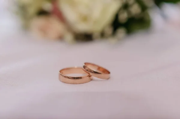 Belo buquê de noiva, par de anéis de casamento de ouro — Fotografia de Stock