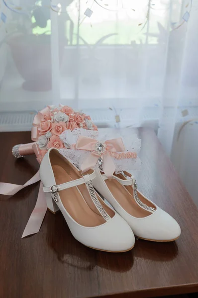 Accesorios novias. Zapatos mujer cuero, liga, ramo de novia, velas, colgante —  Fotos de Stock