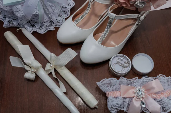 Bruiden accessoires. Damesschoenen leer, kousenband, bruidsboeket, kaarsen, hanger — Stockfoto