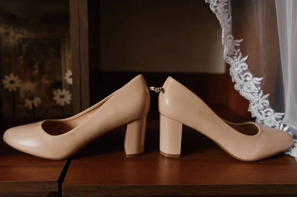 Nevěsty příslušenství. Dámské kožené boty. Ráno nevěsty — Stock fotografie