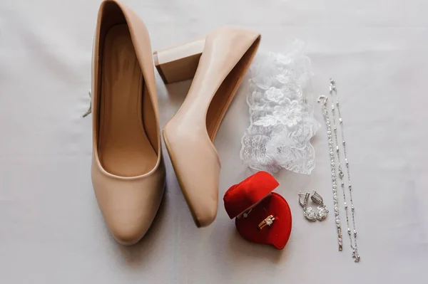 Невесты аксессуары. Женские кожаные туфли. Утро невесты — стоковое фото