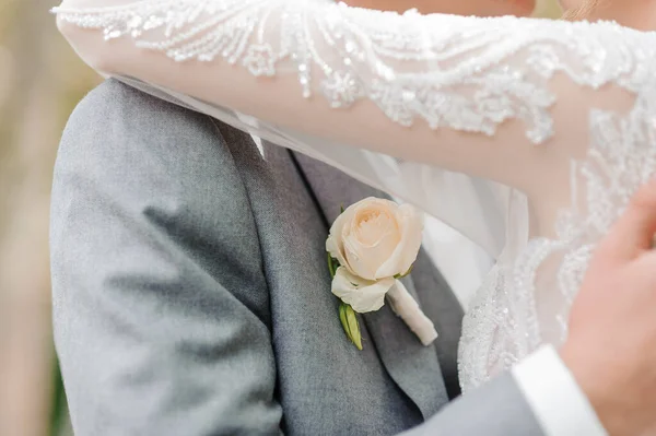Boutonniere auf der Jacke des Bräutigams. Blume auf einer Herrenjacke — Stockfoto