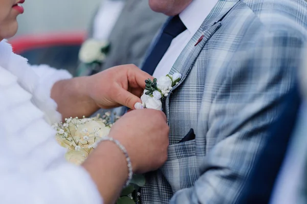 Boutonnière sur la veste des mariés. Fleur sur une veste mans — Photo