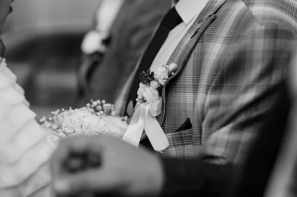 Boutonnière sur la veste des mariés. Fleur sur une veste mans — Photo