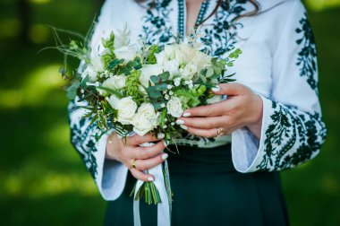 Düğün buketi gelinin elinde. Güzel gelin buketi