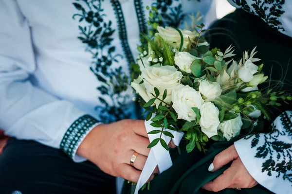 新郎の手の中に結婚式の花束。男の手に美しいブライダルブーケ — ストック写真
