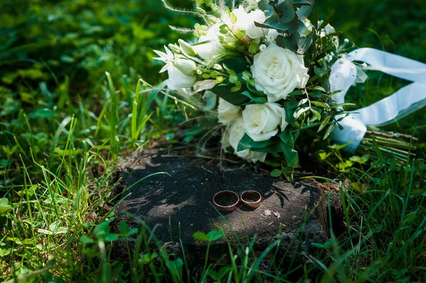 Par Anéis Casamento Dourados Fundo Flores Brancas — Fotografia de Stock