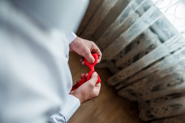 Damadın ellerinde kırmızı papyon