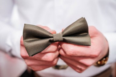 Kahverengi papyon damadın elinde