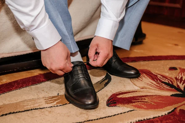 Man Bindt Veters Aan Zwarte Klassieke Schoenen Bruidegom Draagt Mooie — Stockfoto