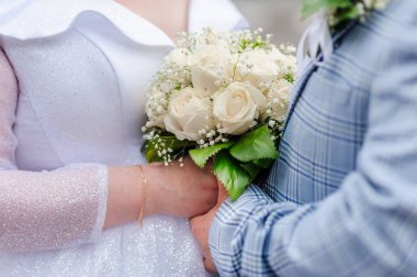 Gelinin elinde bir buket çiçek. Düğün.