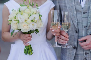 Gelinin elinde bir buket çiçek. Düğün.