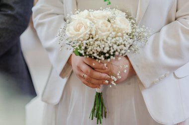 Gelinin elinde bir buket çiçek. Düğün.