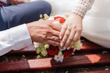 Gelinin elinde bir buket çiçek. Düğün.