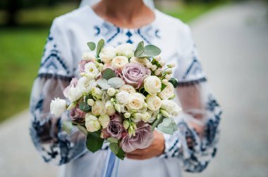 Gelinin elinde bir buket çiçek. Düğün.