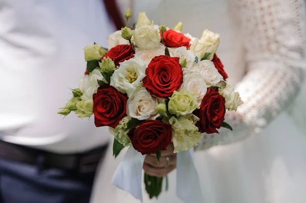 Bukett Med Blommor Handen Bruden Bröllop — Stockfoto