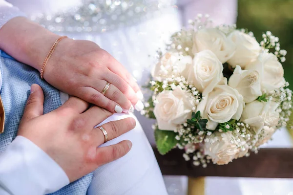 Μπουκέτο Λουλούδια Στο Χέρι Της Νύφης Γάμος — Φωτογραφία Αρχείου