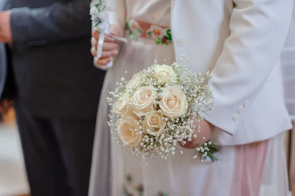 花嫁の手に花の花束 結婚式 — ストック写真